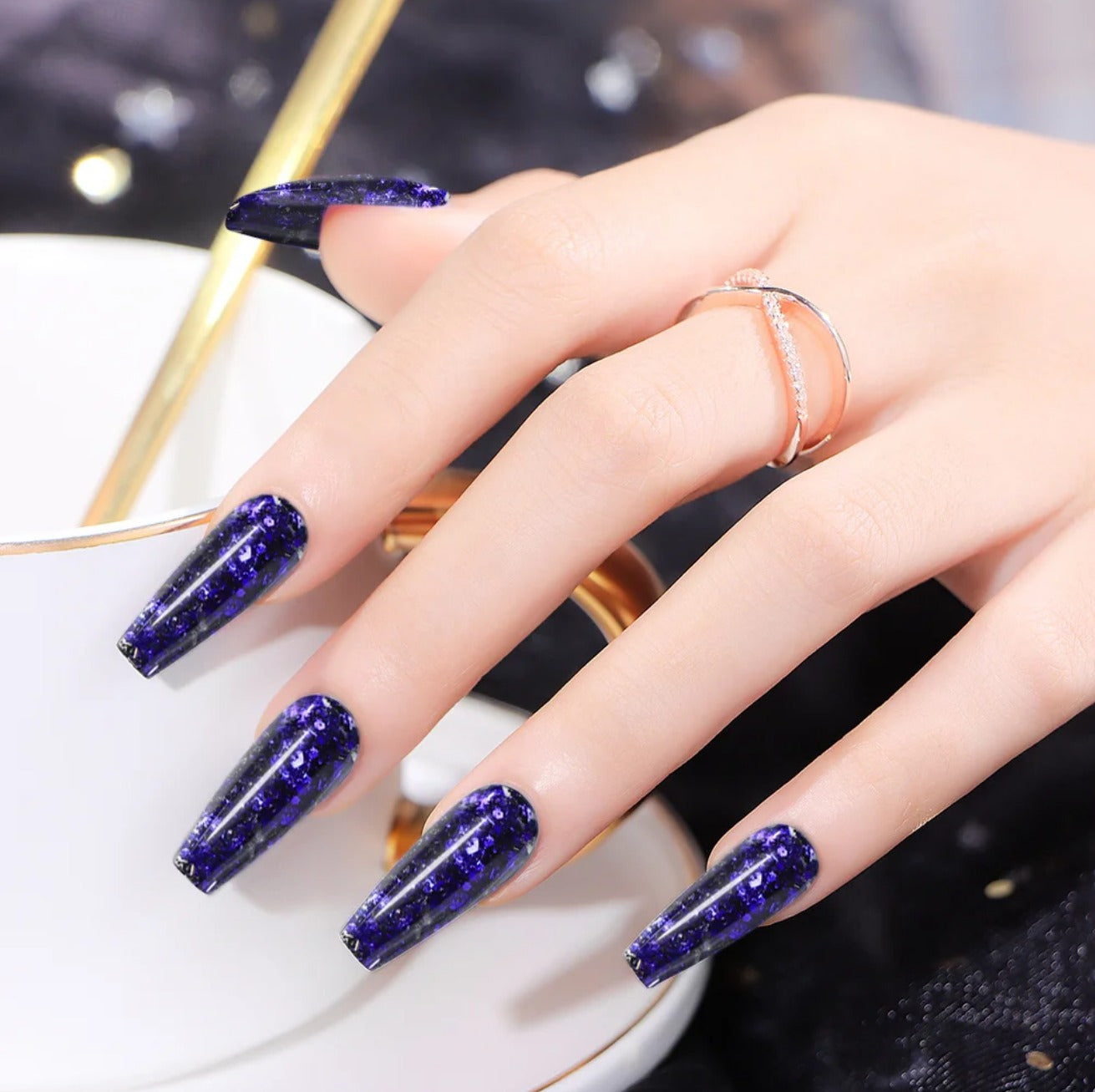 Gel Nail Art BLING Beautilux BHCD-04 : L'Élégance du Bleu Nuit Pailleté pour une French Reverse Sublime